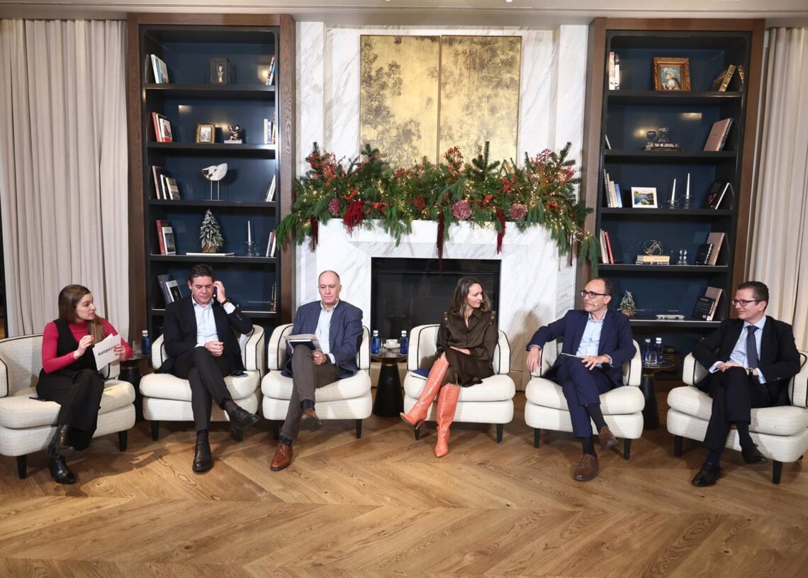 (I-D) La directora general de Negocios de Europa Press, Candela Martín de Cabiedes; el Director de Asuntos Corporativos de GSK, Medicinas de Uso General, Ricardo Boedo Facal; el Responsable de Sustainability Advocacy de BBVA, Emilio Martín-More; la ResponEduardo Parra - Europa Press