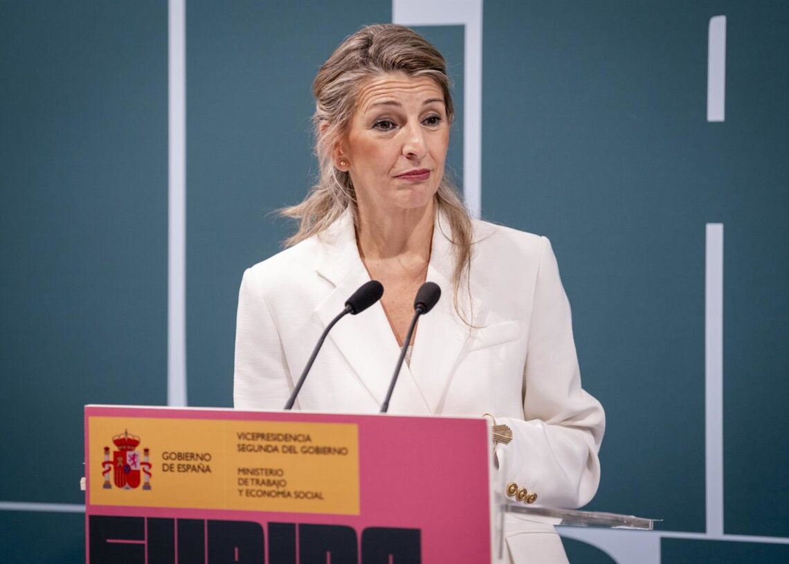 La vicepresidenta segunda, Yolanda Díaz, durante la presentación del IV Informe de la Comisión Asesora para actualizar el SMI en 2026, en el Ministerio de Trabajo y Economía Social, a 12 de diciembre de 2025, en Madrid (España). A. Pérez Meca - Europa Press