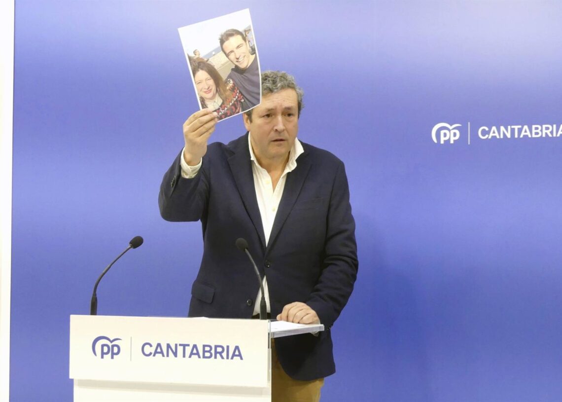 Iñigo Fernández (PP) muestra una foto de Leire Díez con Pedro CasaresPP