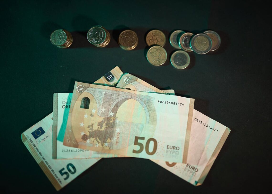 Archivo - Billetes y monedas, a 3 de septiembre de 2025, en Madrid (España).Jesús Hellín - Europa Press - Archivo