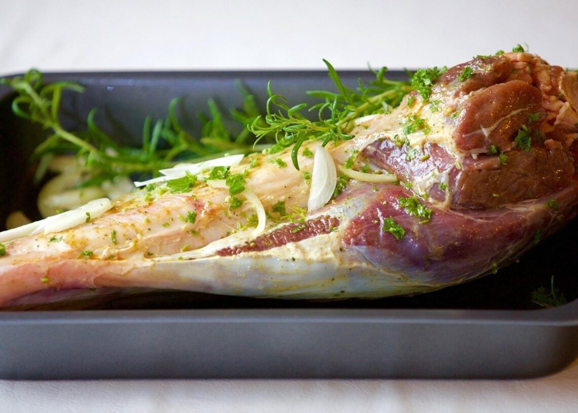 Un trozo de carne en una bandejaRECURSO