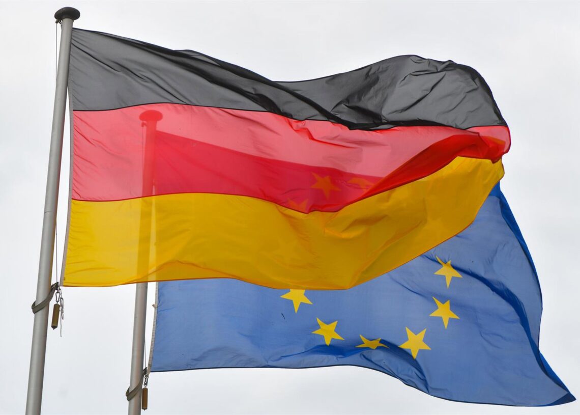 Archivo - Bandera de Alemania y de la Unión Europea.Patrick Pleul/dpa-Zentralbild/ZB - Archivo