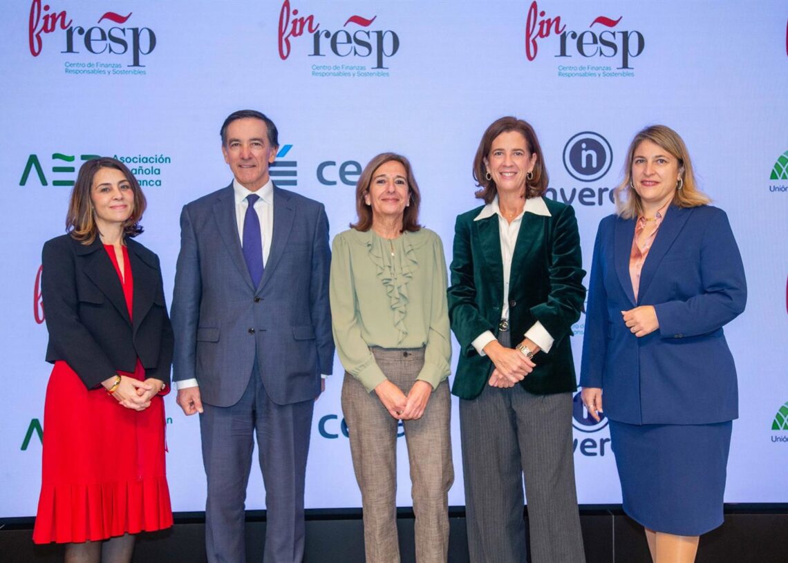De izda a dcha: la secretaria general de Unacc, Cristina Freijanes; el presidente de Inverco, Ángel Aldama; la presidenta de Unespa, Mirentxu del Valle; la presidenta de AEB, Alejandra Kindelán; y el miembro del comité ejecutivo de FINRESP,Monica Malo, .JAVIER VALEIRO