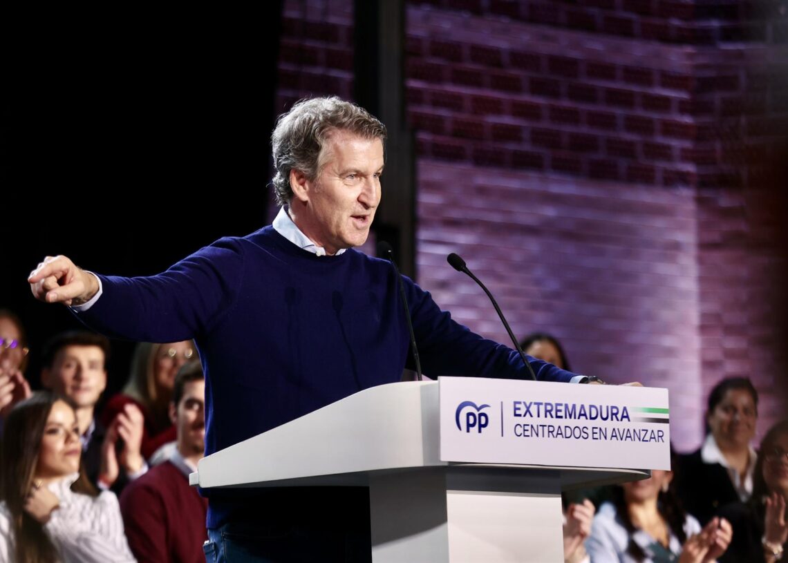 El presidente del PP, Alberto Núñez Feijóo, participa en un acto público, en el Pabellón Municipal Juan de Dios Ordóñez, a 16 de noviembre de 2025, en Lobón, Badajoz, Extremadura (España). Jorge Armestar - Europa Press