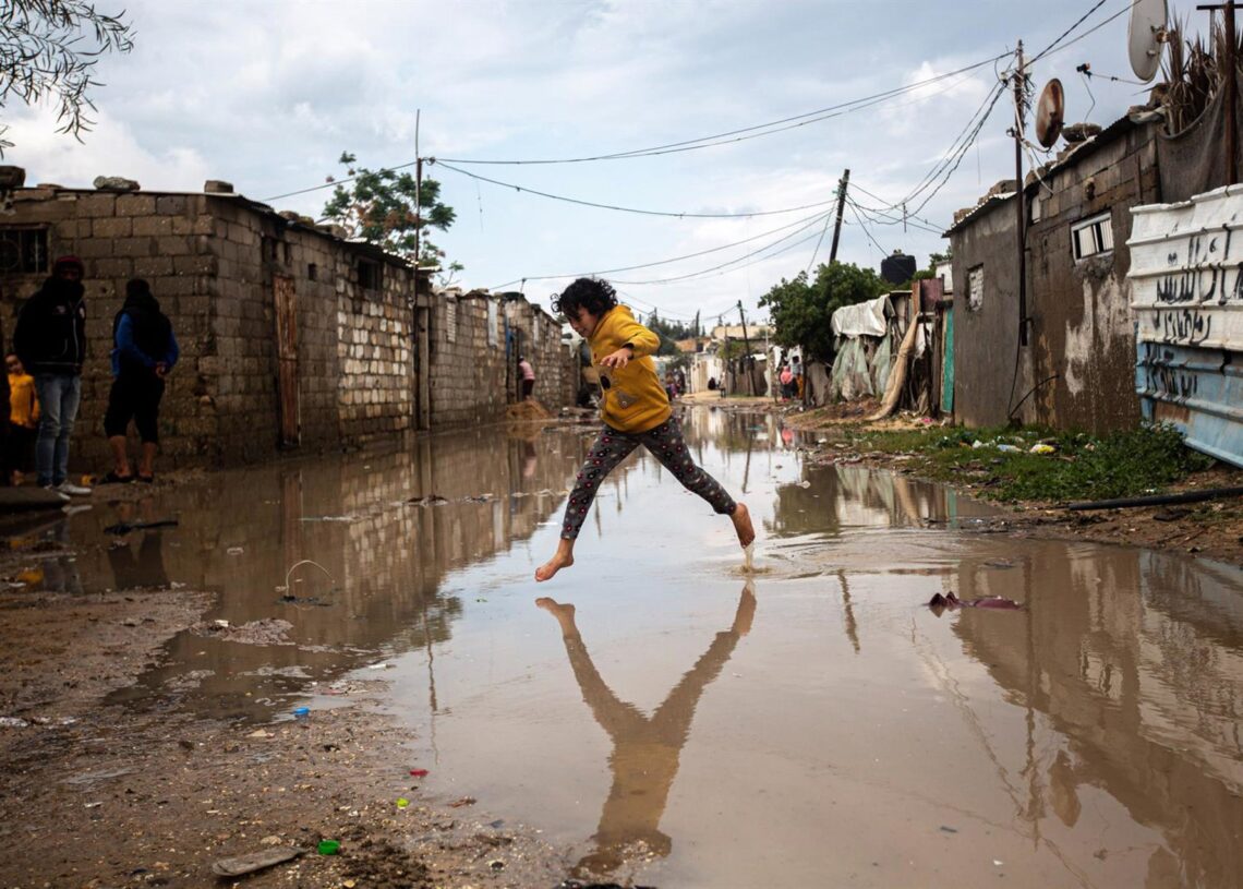 Archivo - Imagen de archivo de una niña en una calle anegada de Gaza.Yousef Masoud/SOPA Images via ZU / DPA - Archivo