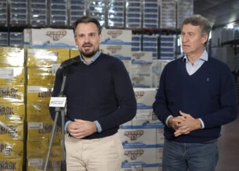 El presidente nacional del PP, Alberto Núñez Feijóo, y el secretario general del PP extremeño, Abel Bautista, en declaraciones a los medios en Talarrubias (Badajoz)PP DE EXTREMADURA