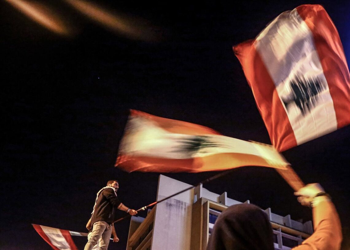 Archivo - Manifestantes antigubernamentales con banderas de Líbano en las protestas del domingo en BeirutMarwan Naamani/dpa - Archivo