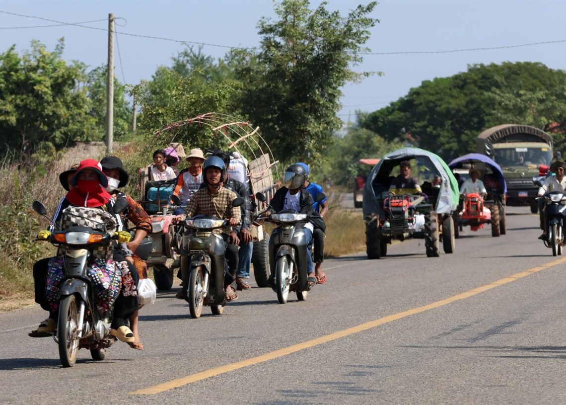 Imagen de archivo de civiles evacuando la frontera entre Tailandia y Camboya por la violencia.Europa Press/Contacto/Agence Kampuchea Presse