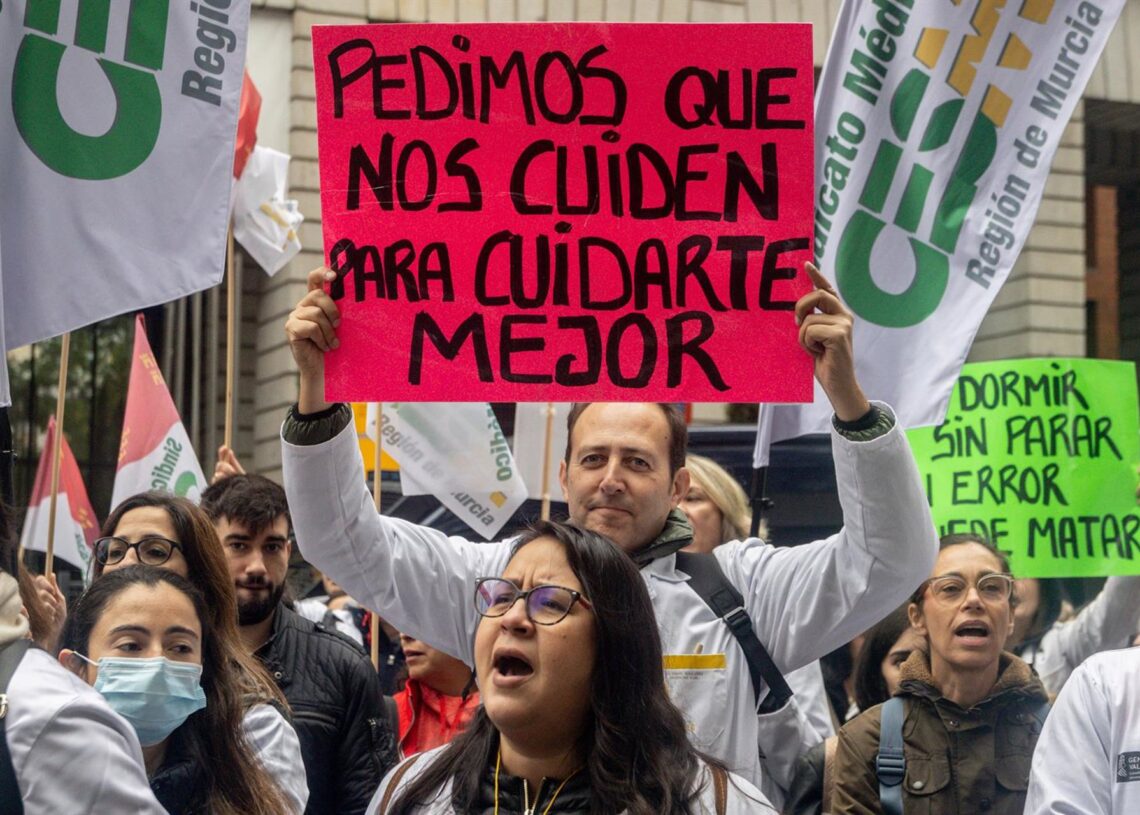 Manifestante con pancarta con lema 'Pedimos que nos cuiden para cuidarte mejor' durante la manifestación ‘Todos unidos por un objetivo común: el estatuto propio’, a 15 de noviembre de 2025, en Madrid (España).Ricardo Rubio - Europa Press