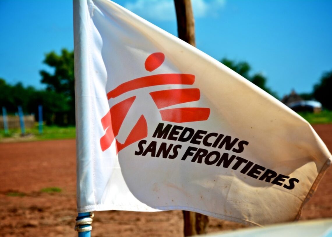 Archivo - Bandera con el logo de la organización no gubernamental Médicos Sin Fronteras (MSF)MÉDICOS SIN FRONTERAS (MSF) - Archivo