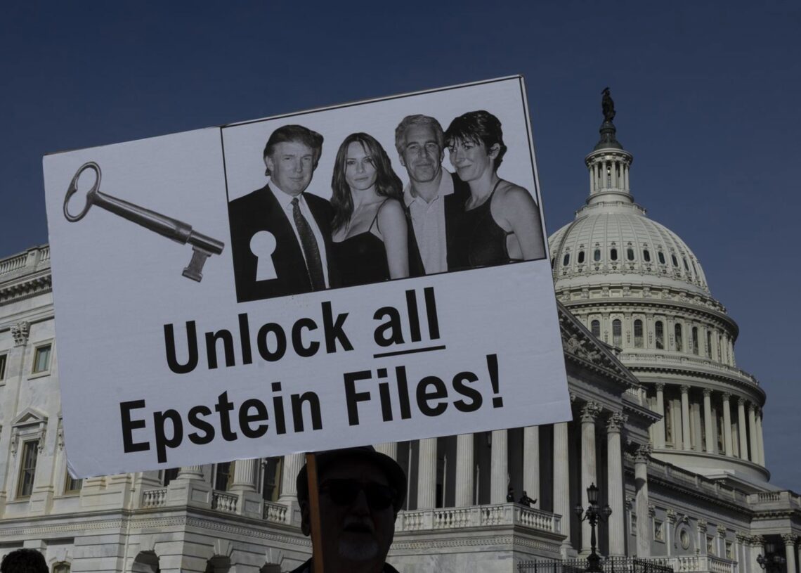 Un cartel que pide desclasificar los documentos sobre el caso de Jeffrey Epstein Europa Press/Contacto/Mehmet Eser