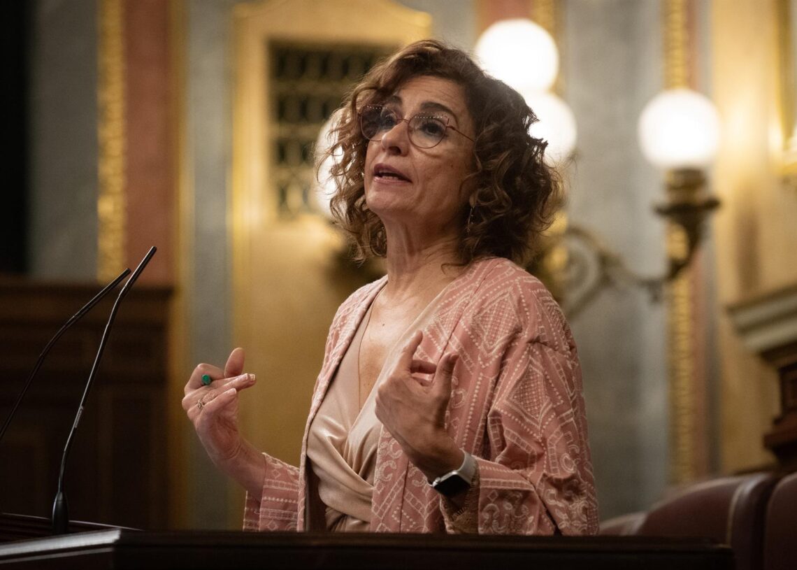 La vicepresidenta primera y ministra de Hacienda, María Jesús Montero, interviene durante una sesión plenaria en el Congreso, a 11 de diciembre de 2025, en Madrid (España).Fernando Sánchez - Europa Press