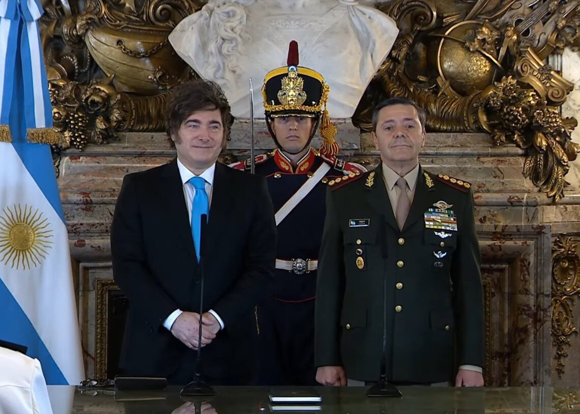 El presidente de Argentina, Javier Milei, toma juramento del teniente general Carlos Presti como nuevo ministro de Defensa, primer militar en el cargo en democraciaPRESIDENCIA DE ARGENTINA EN YOUTUBE