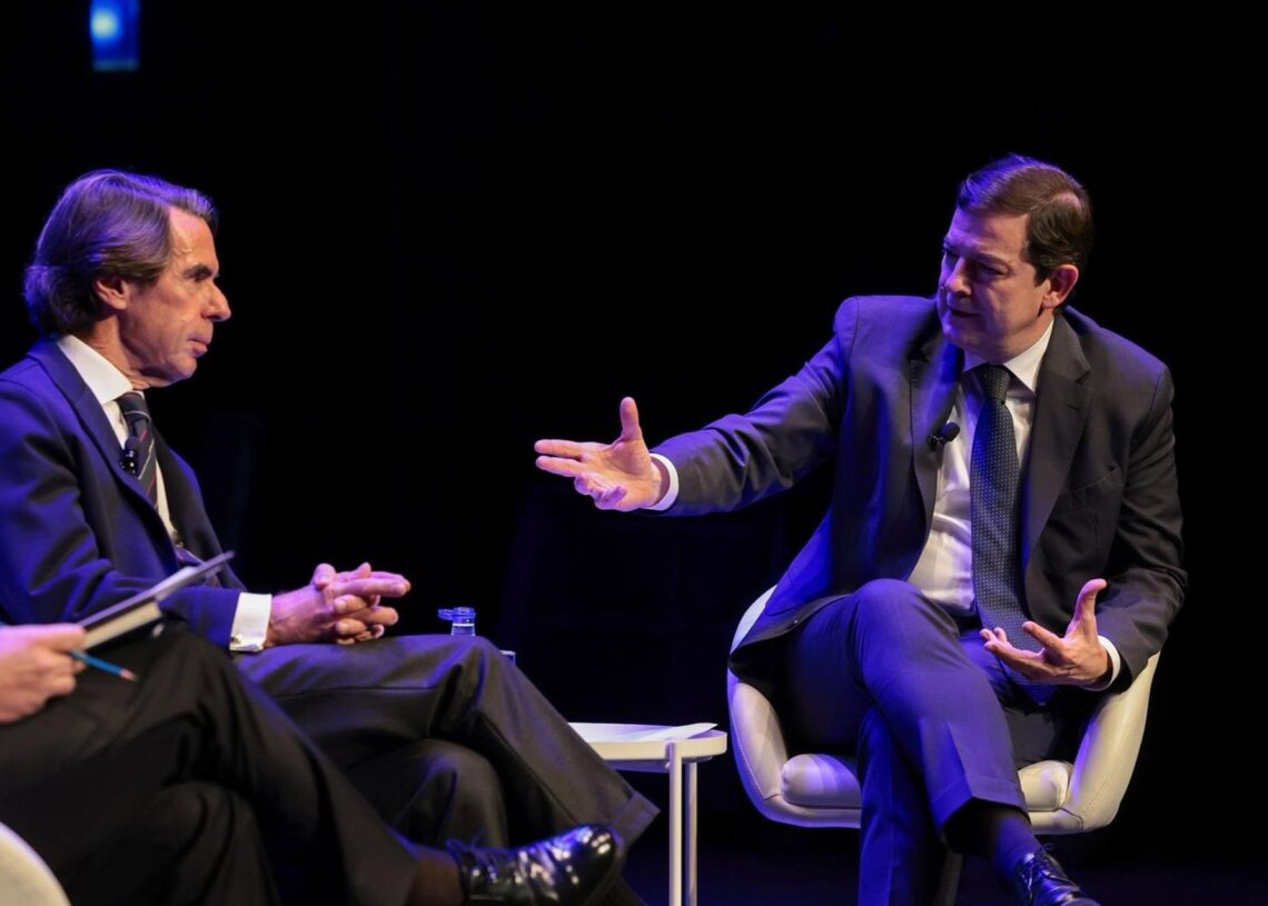 El expresidente del Gobierno José María Aznar en un diálogo con el jefe del Ejecutivo autonómico de Castilla y León, Alfonso Fernández MañuecoJCYL