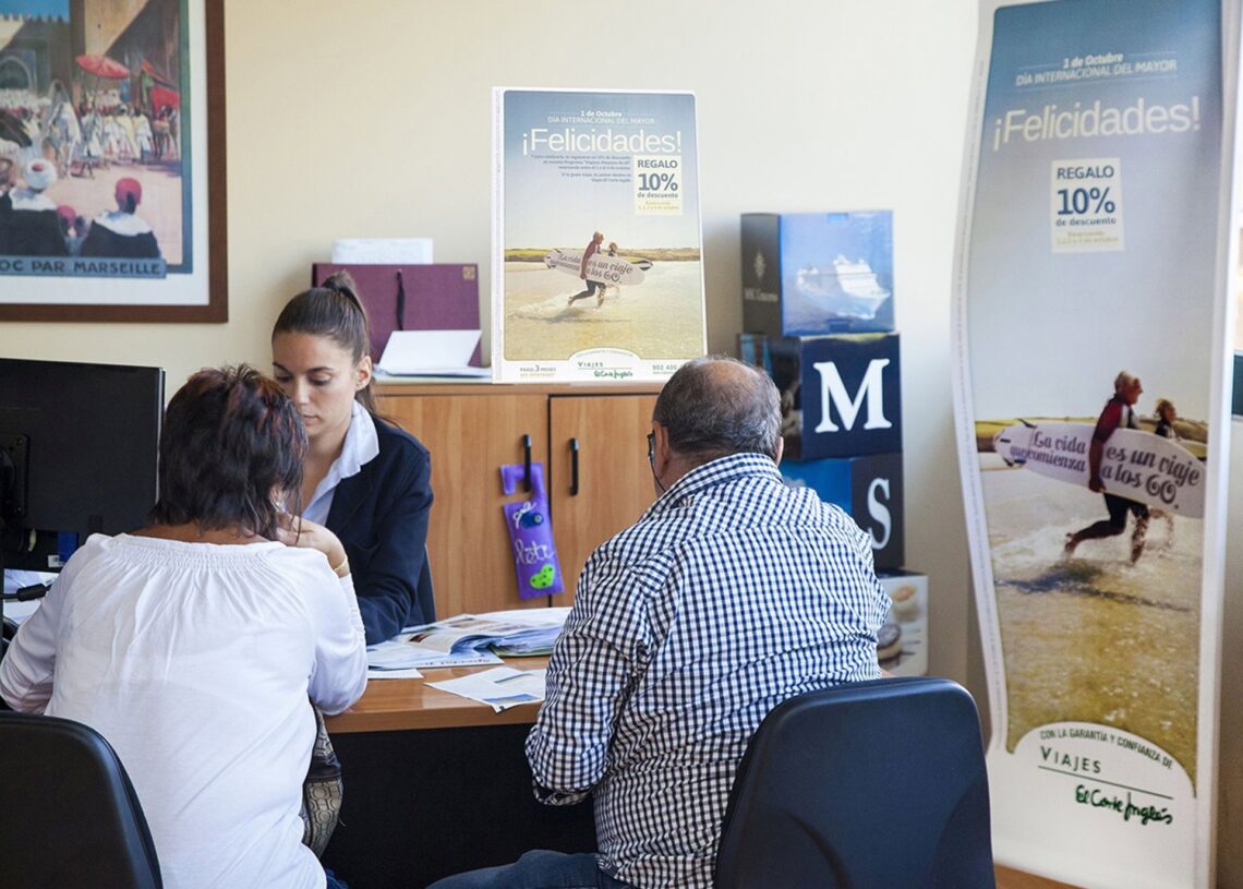 Archivo - Turistas senior en agencias de viajes.JAVIER ARIAS - Archivo