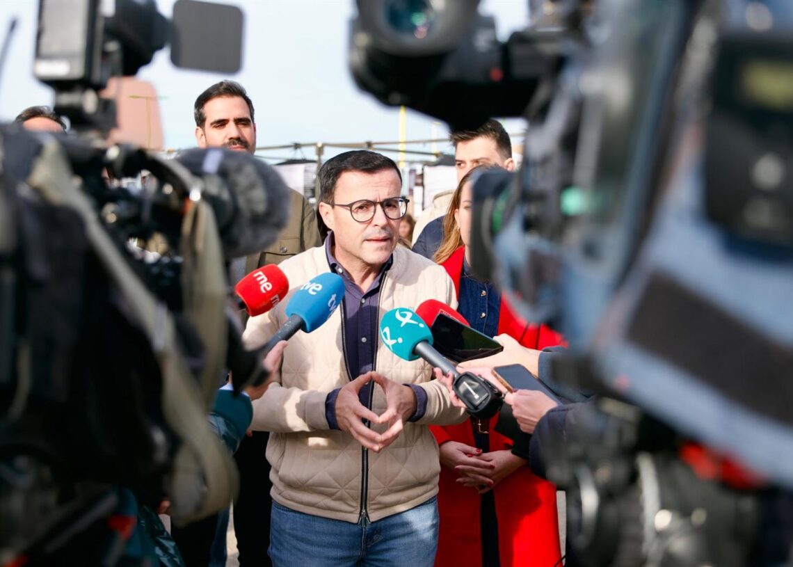 El candidato socialista a la presidencia de la Junta de Extremadura, Miguel Ángel Gallardo, atiende a los medios en el mercadillo de Villanueva de la Serena (Badajoz)PSOE DE EXTREMADURA