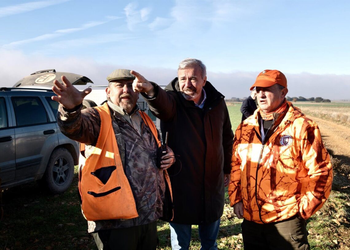 El presidente del Gobierno de Aragón, Jorge Azcón, este sábado en una jornada de caza en la localidad de Villarreal de Huerva (Zaragoza).FABIÁN SIMÓN