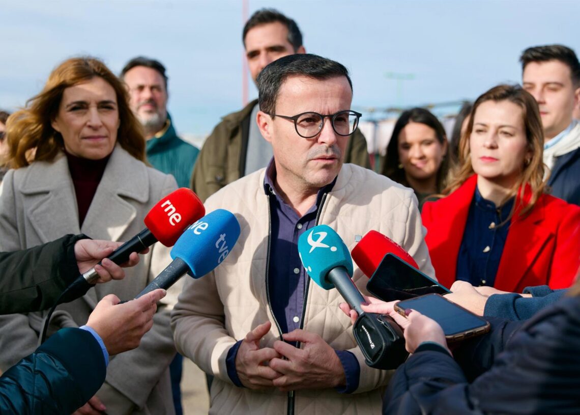 El candidato socialista a la presidencia de la Junta de Extremadura, Miguel Ángel Gallardo, atiende a los medios en el mercadillo de Villanueva de la Serena (Badajoz)PSOE DE EXTREMADURA