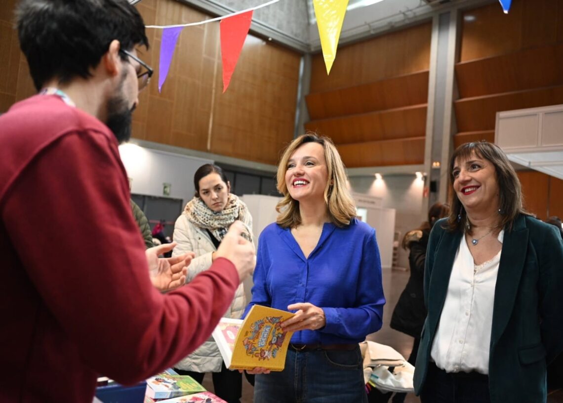 La secretaria general del PSOE Aragón, Pilar Alegría, este sábado en el XXIV Salón del Cómic Zaragoza, en la Sala Multiusos del Auditorio. A su lado , la portavoz del PSOE en el Ayuntamiento de Zaragoza, Lola Ranera.PSOE ARAGÓN