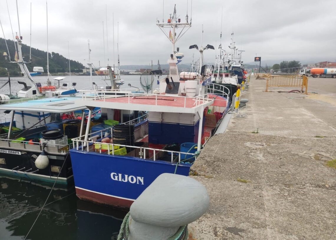 Archivo - Barcos pesqueros en la ría de AvilésEUROPA PRESS - Archivo