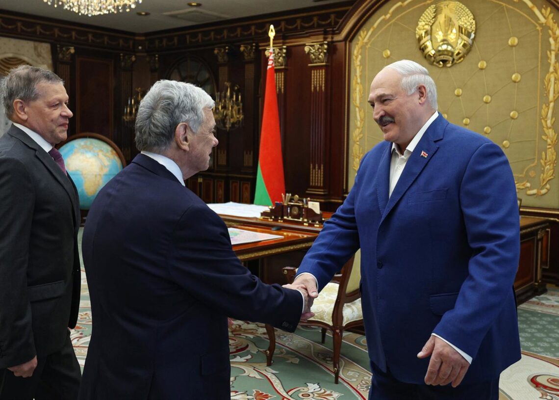 Archivo - El presidente de Bielorrusia, Alexander Lukashenko, recibe al enviado de Estados Unidos, John CoalePRESIDENCIA DE BIELORRUSIA - Archivo