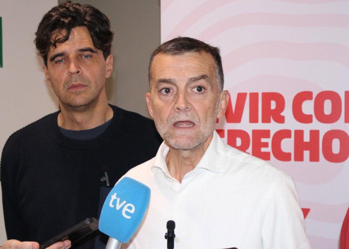 El coordinador federal de Izquierda Unida (IU), Antonio Maíllo, atiende a los medios antes de participar en unas jornadas en ValladolidIU