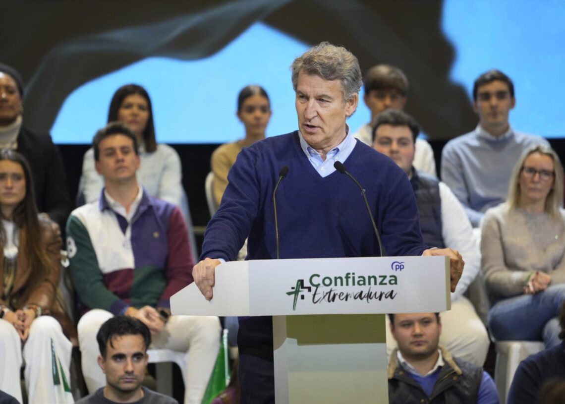 El presidente del PP, Alberto Núñez Feijóo, participa en un acto electoral, a 13 de diciembre de 2025, en Navalmoral de la Mata, Cáceres, Extremadura (España).Carlos Criado - Europa Press