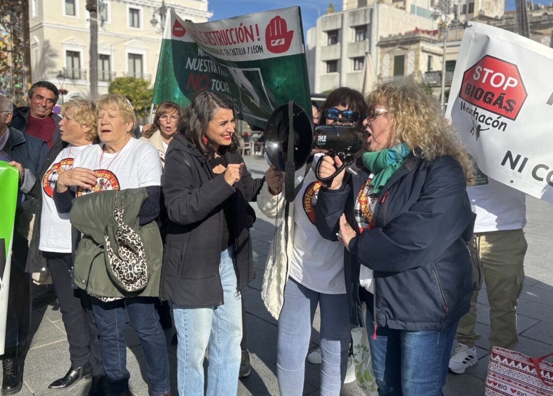 La candidata de Unidas por Extremadura a la Presidencia de la Junta, Irene de Miguel, asiste en Mérida a una concentración contra los proyectos de plantas de biogásUNIDAS POR EXTREMADURA