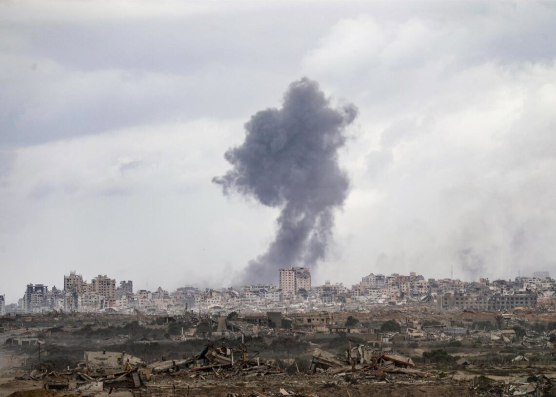 Archivo - Una columna de humo tras un ataque israelí en la Franja de Gaza (archivo)Europa Press/Contacto/Omar Ashtawy - Archivo