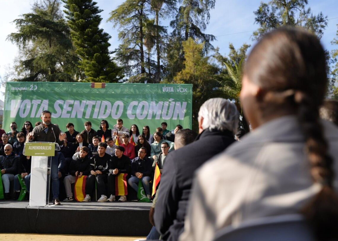 El presidente de Vox, Santiago Abascal, clausura un acto público en Almendralejo (Badajoz)JAVIER CINTAS/ EUROPA PRESS