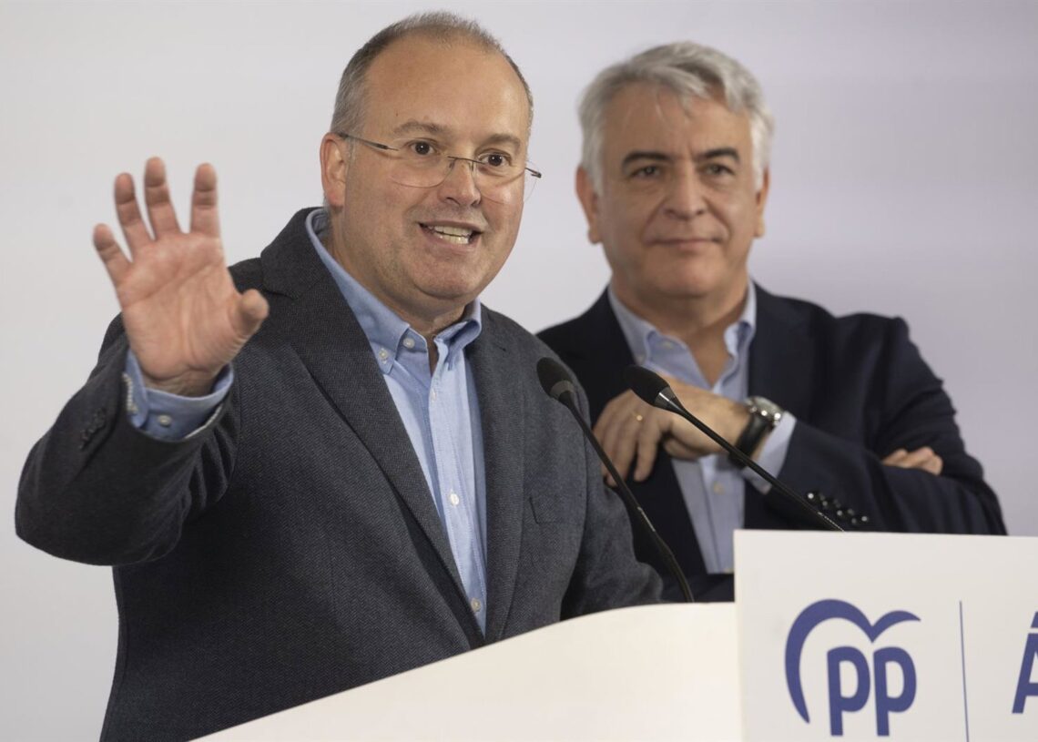 El secretario general del PP, Miguel Tellado (i), y el presidente del PP vasco, Javier de Andrés (d) durante la celebración del almuerzo de Navidad del PP alavés.Iñaki Berasaluce - Europa Press