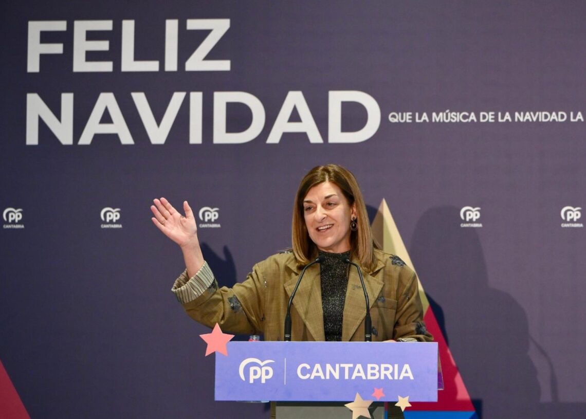 La presidenta del PP y de Cantabria, María José Sáenz de Buruaga, en la comida de Navidad del partidoPP