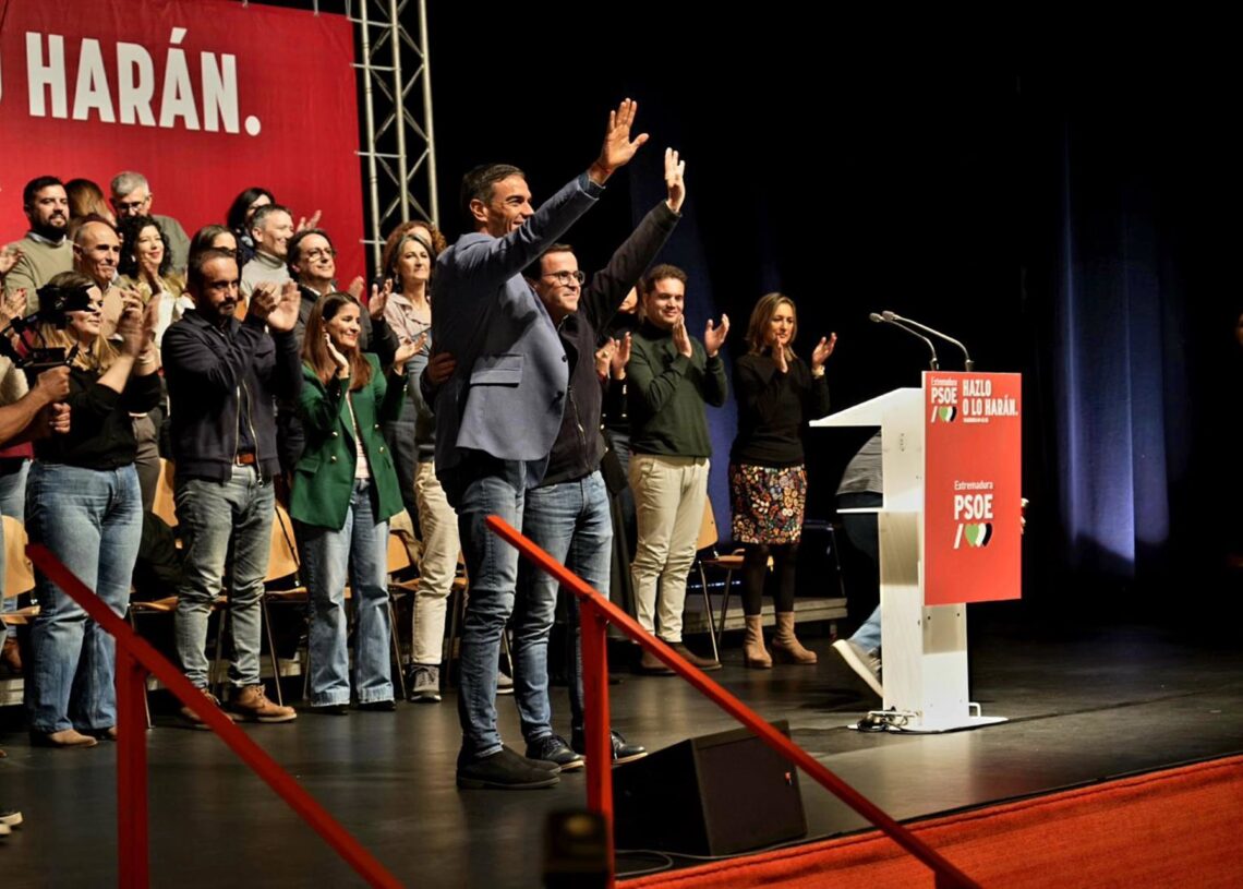 El presidente del Gobierno, Pedro Sánchey el candidato socialista a la Presidencia de la Junta de Extremadura, Miguel Ángel Gallardo intervienen en un acto electoral en PlasenciaCarlos Criado - Europa Press