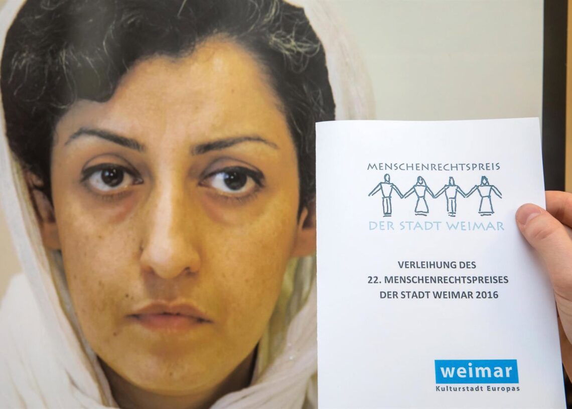 Archivo - Una fotografía de la activista iraní Narges Mohammadi, premio Nobel de la Paz 2023-/dpa-Zentralbild/dpa - Archivo