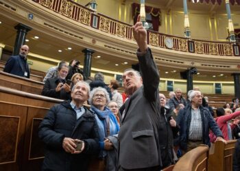 Archivo - Ciudadanos observan el techo del hemiciclo durante la Jornada de Puertas Abiertas, en el Congreso de los Diputados.Alejandro Martínez Vélez - Europa Press - Archivo