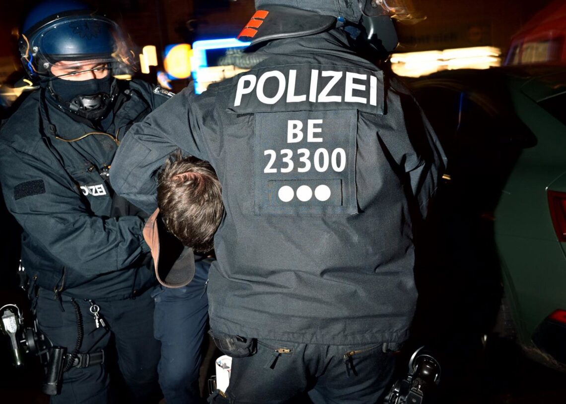 La Policía de Berlín detiene a un participante de la manifestación antipolicial, a 13 de diciembre de 2025. Europa Press/Contacto/Nikos Kanistras