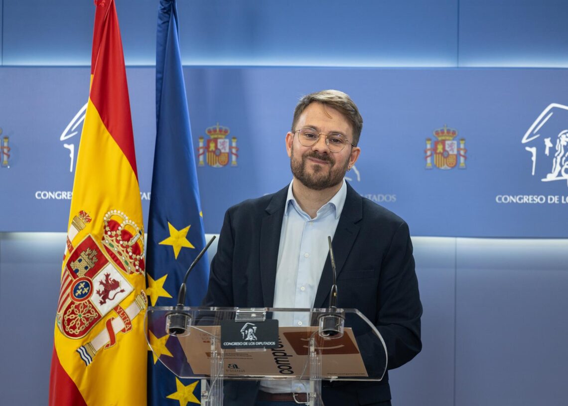 El diputado de Sumar Alberto Ibáñez durante una rueda de prensa, en el Congreso de los Diputados, a 9 de diciembre de 2025, en Madrid (España).Ananda Manjón - Europa Press