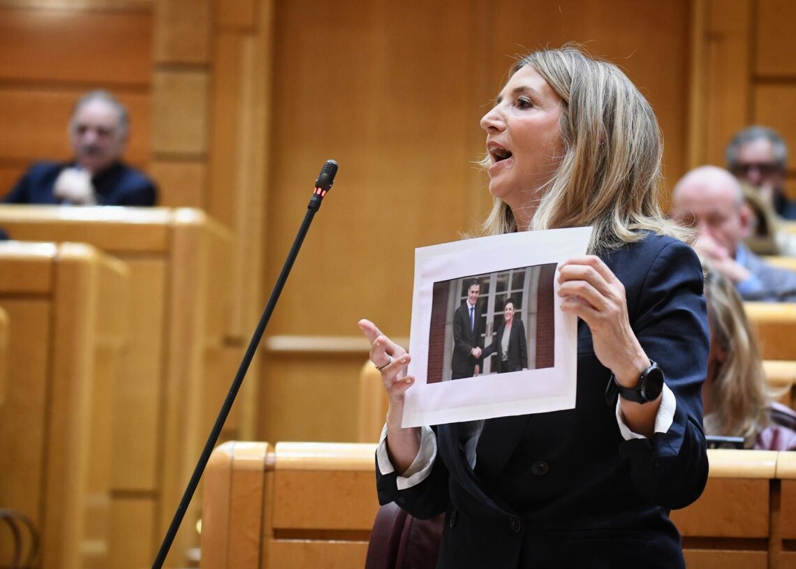 Archivo - La portavoz del PP en el Senado, Alicia García, muestra una imagen de Sánchez con la portavoz de EH Bildu en el Congreso, Mertxe Aizpurua, durante una sesión de control al Gobierno, en el Senado, a 18 de marzo de 2025, en Madrid (España). En la Fernando Sánchez - Europa Press - Archivo