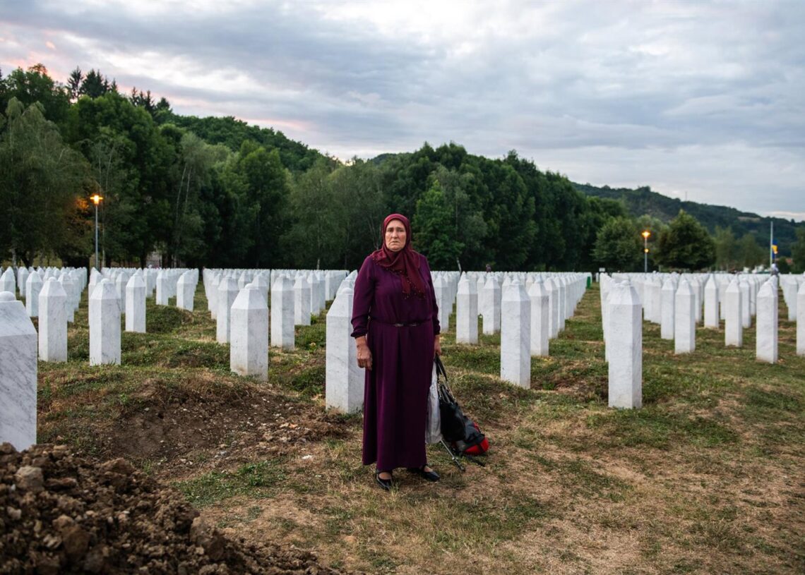Archivo - Una mujer en un cementerio de víctimas de la matanza de Srebrenica Europa Press/Contacto/Sebastiano Bacci - Archivo