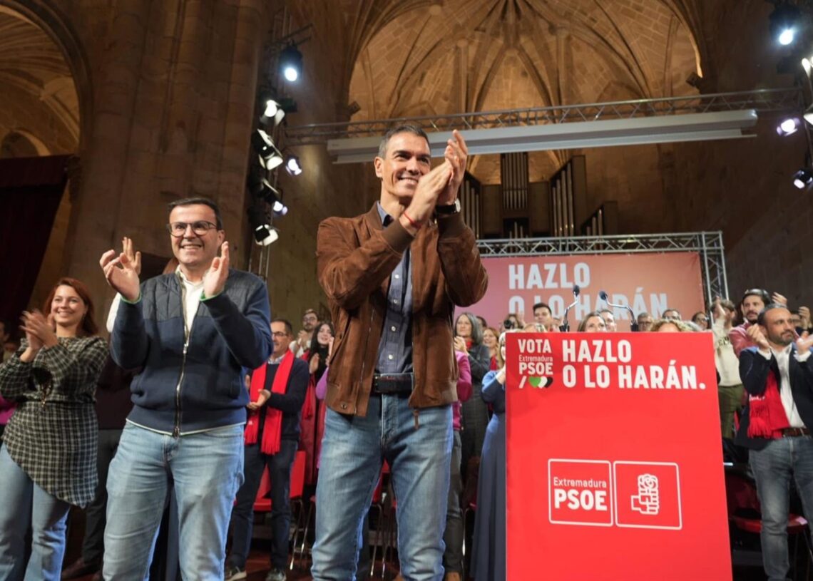 El candidato socialista a la presidencia de la Junta de Extremadura, Miguel Ángel Gallardo, junto al presidente del Gobierno y secretario general del PSOE, Pedro Sánchez, en un acto de campaña en CáceresCARLOS CRIADO/EUROPA PRESS
