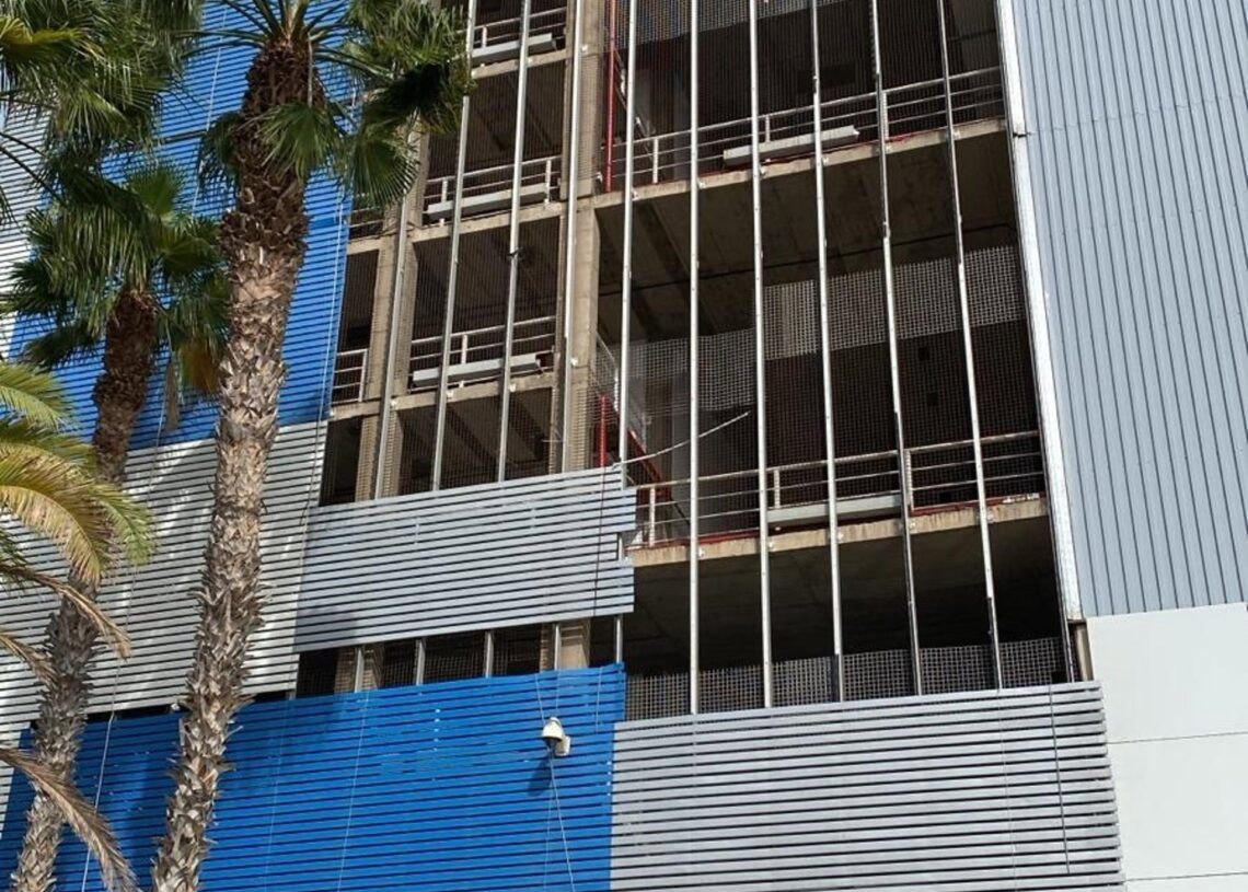 Paneles levantados por la borrasca Emilia en un centro comercial de Las Palmas de Gran Canaria debido al viento que ha sopladoEUROPA PRESS