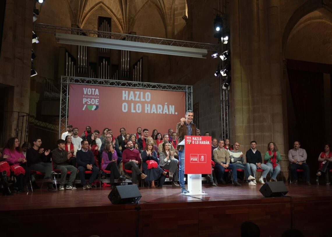 El secretario general del PSOE y presidente del Gobierno, Pedro Sánchez, en un acto electoral este domigo en CáceresCARLOS CRIADO/ EUROPA PRESS