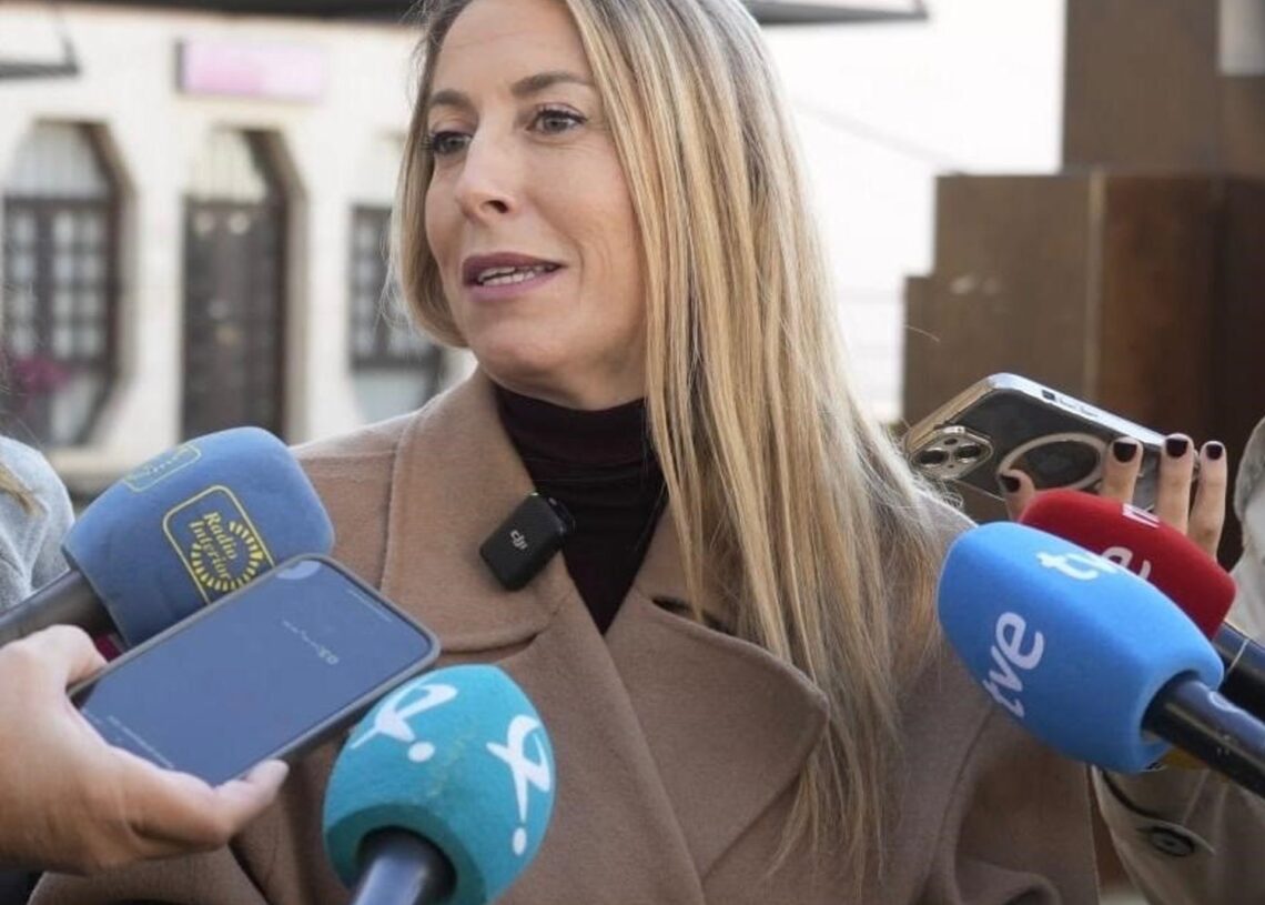 La presidenta de la Junta de Extremadura y candidata a la reelección por el PP, María Guardiola, atiende a los medios en Coria (Cáceres)PP DE EXTREMADURA