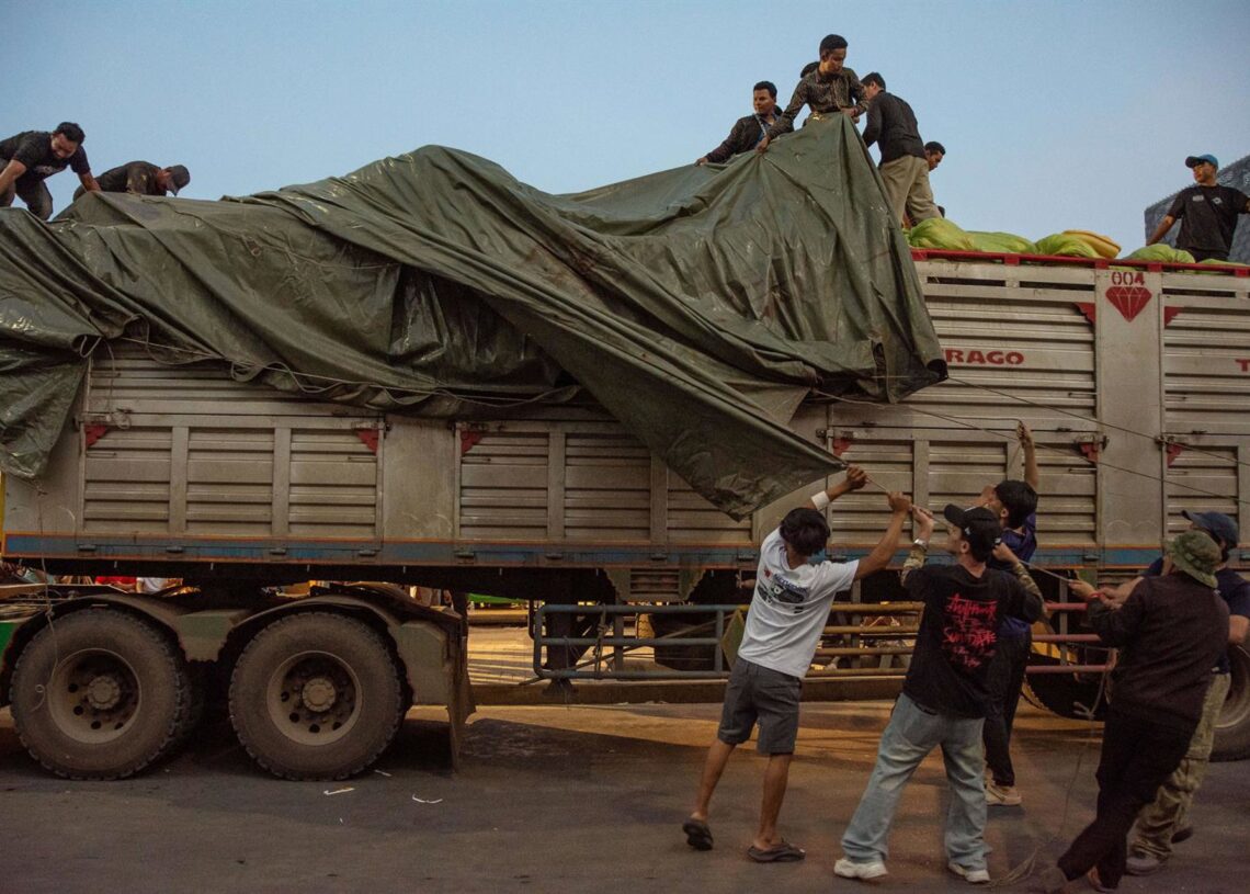 Reparto de ayuda en Camboya durante los bombardeos de Tailandia Europa Press/Contacto/Rod Harbinson