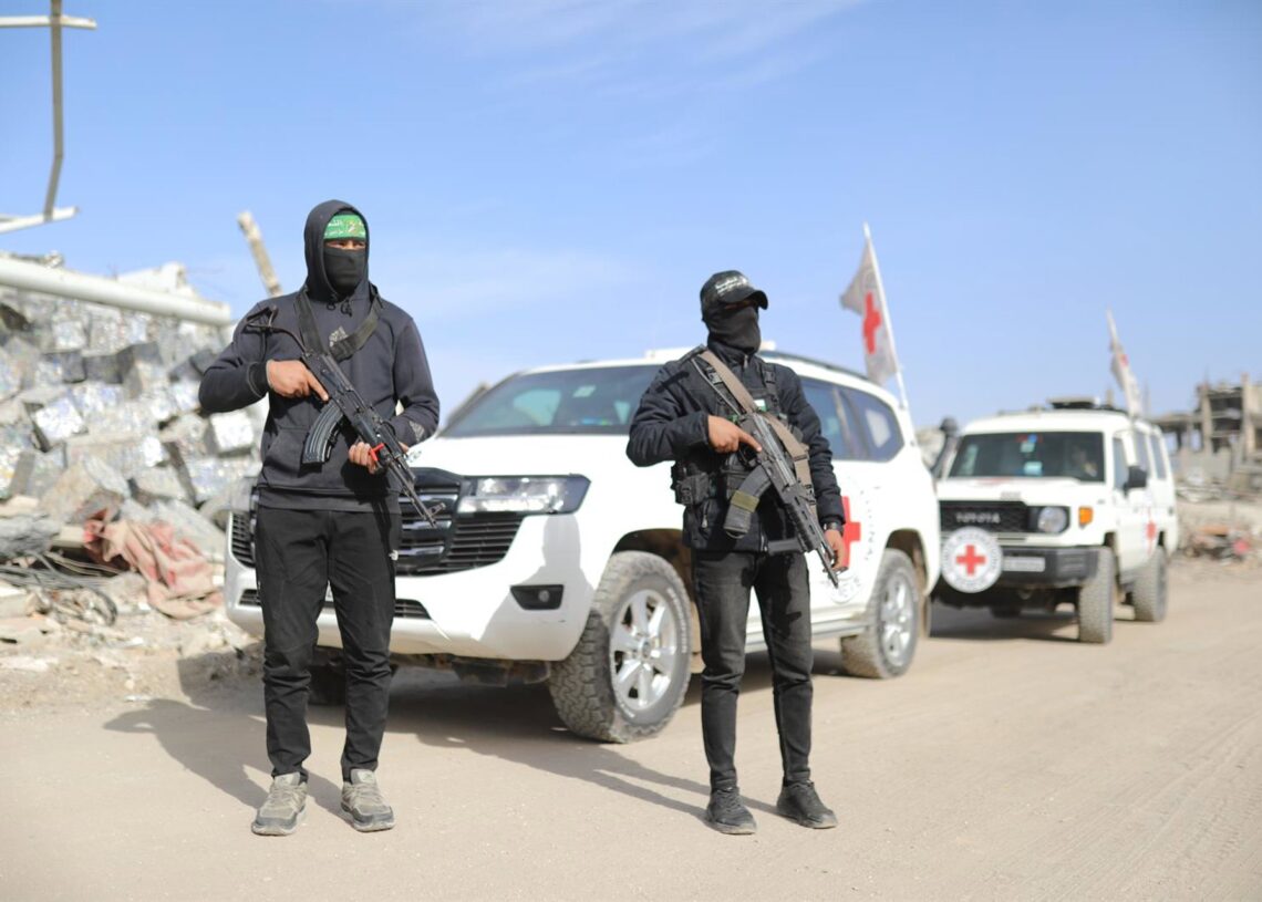 Equipos afiliados al brazo armado de Hamás, las Brigadas Al Qassam, ante vehículos del CICR en la Franja de GazaEuropa Press/Contacto/Omar Ashtawy