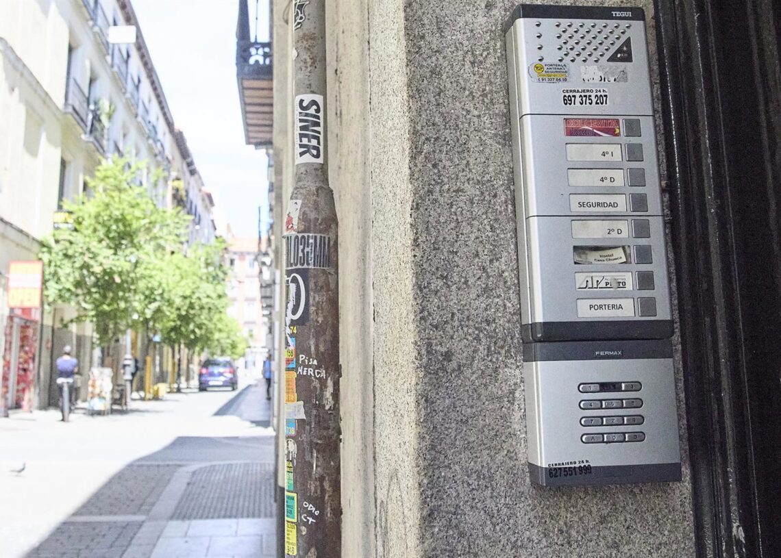 Archivo - Exterior de un piso turístico en el centro de Madrid tras el anuncio del ministerio de Consumo de bloquear casi 66.000 anuncios ilegales, a 19 de mayo de 2025, en Madrid (España)Jesús Hellín - Europa Press - Archivo