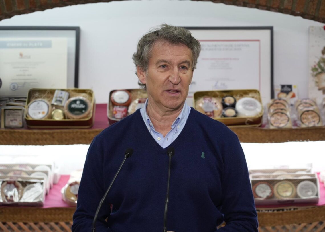 El presidente del PP, Alberto Núñez Feijóo, atiende a los medios tras la visita a la fábrica de Quesos del Casar, a 5 de diciembre de 2025, en Casar de Cáceres, Cáceres, Extremadura (España). Carlos Criado - Europa Press