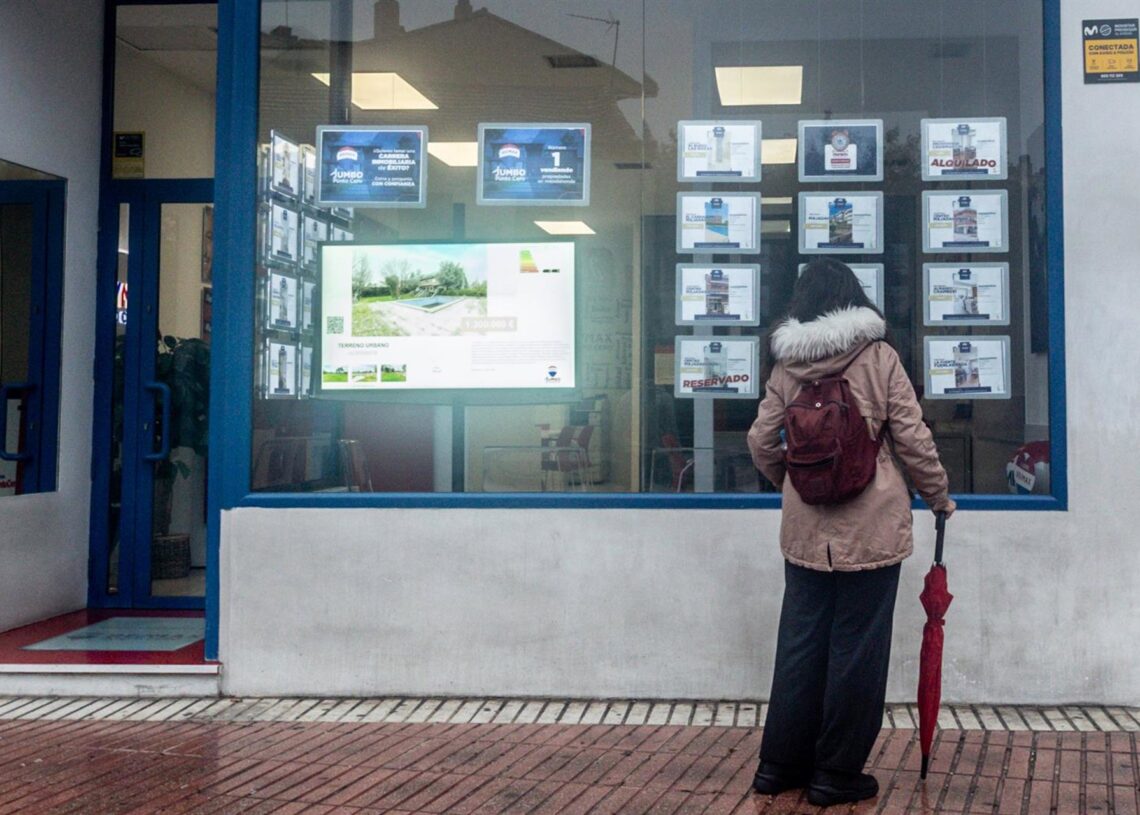 Archivo - Una mujer observa las ofertas de una inmobiliariaRicardo Rubio - Europa Press - Archivo