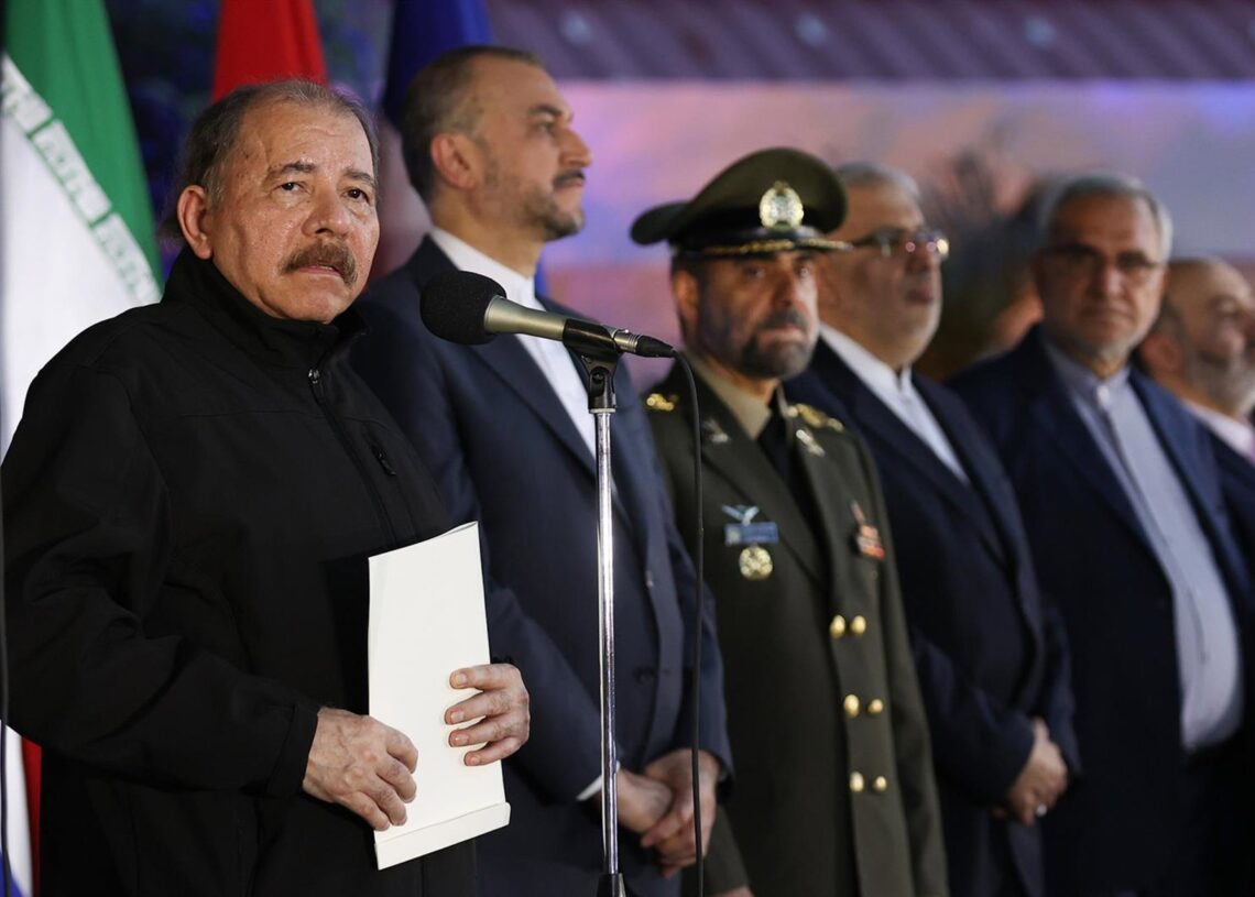 Archivo - Imagen de archivo del presidente de Nicaragua, Daniel Ortega, a la izquierda.-/Iranian Presidency/Dpa - Archivo