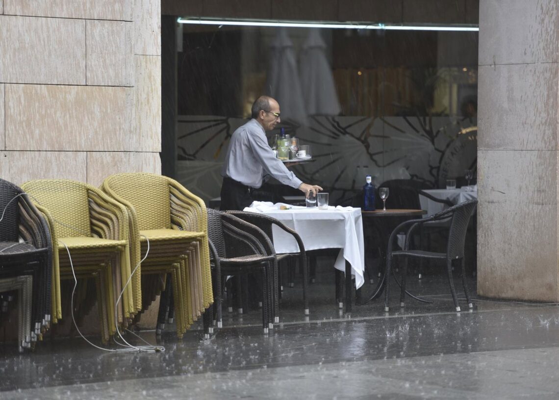 Archivo - Un camarero recoge una mesa en una terrazaVerónica Lacasa - Europa Press - Archivo